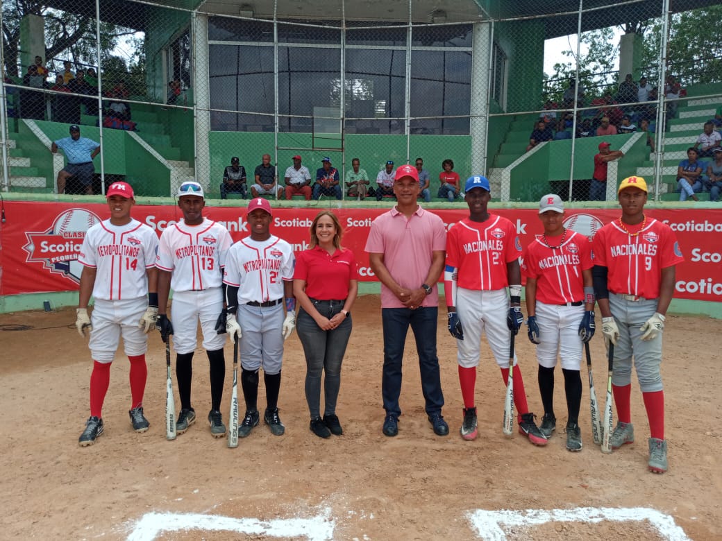 Al aire la Competencia de Jonrones del Clásico Scotiabank de Pequeñas Ligas 2020. Ander Ramírez, Junior Arias, Zeus Núñez, Joel Ramírez, Engels Sánchez y Cristian Pérez, junto a Aldelisa Marte y Moisés Alou.