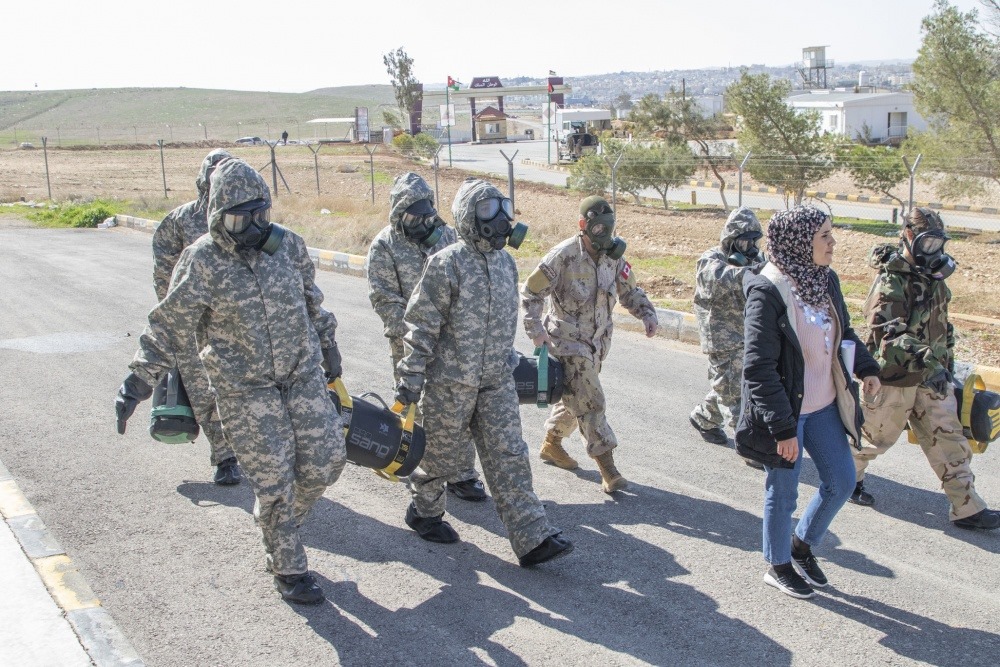 COIC_CJOC's tweet photo. L' @Armeecanadienne et l'Armée américaine ont récemment mené une formation chimiques, biologiques, radiologiques et nucléaires (CBRN) pour l'Équipe d'engagement féminine de la Force de réaction rapide des Forces armées jordaniennes. #OpIMPACT 🇨🇦🇺🇸🇯🇴
#JIDF2020 #OnInfluence https://t.co/AVa4wJH0H0