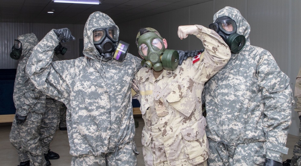 COIC_CJOC's tweet photo. L' @Armeecanadienne et l'Armée américaine ont récemment mené une formation chimiques, biologiques, radiologiques et nucléaires (CBRN) pour l'Équipe d'engagement féminine de la Force de réaction rapide des Forces armées jordaniennes. #OpIMPACT 🇨🇦🇺🇸🇯🇴
#JIDF2020 #OnInfluence https://t.co/AVa4wJH0H0