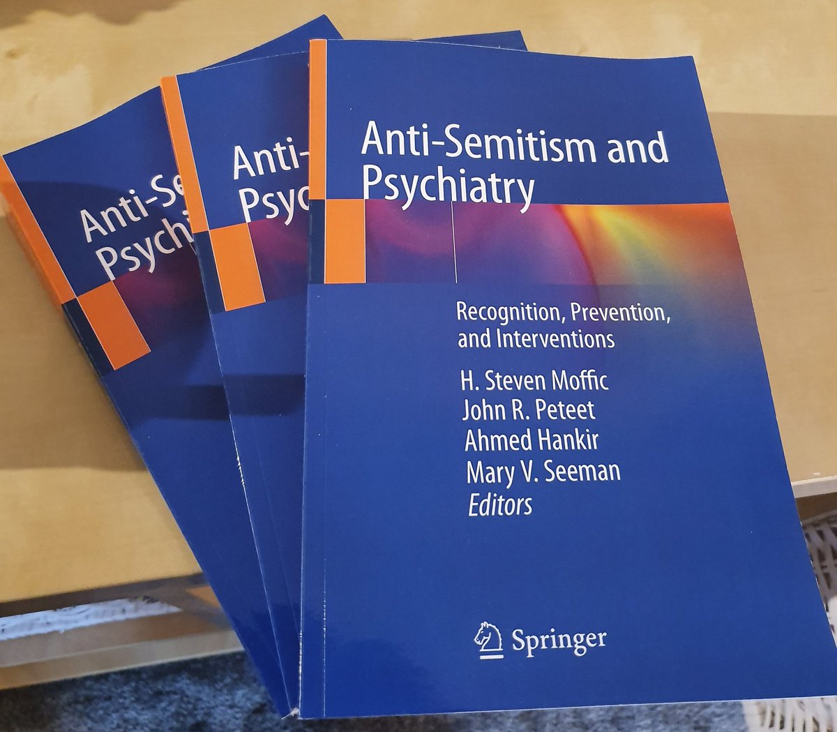 ahmedhankir's tweet photo. 14 yrs ago I was forced to interrupt medical school because of mental illness

I felt like a complete failure

So when I received copies of the book I co-edited with leading psychiatrists at the American Psychiatry Association through the post today

It felt too good to be true https://t.co/Zan1t7srAt
