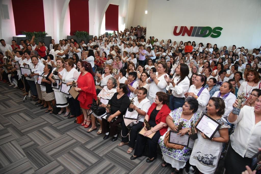 ONMPRICAM's tweet photo. Teniendo como marco el Auditorio del CDE del #PRIEstatal entregamos reconocimientos a #MujeresSobresalientes de todos los #Municipios de Campeche en conmemoración por el #DíaInternacionalDeLaMujer . Hoy más que nunca las #Mujeres son el #MotorDeMéxico y de nuestro Partido. https://t.co/LLc8XY0a6x