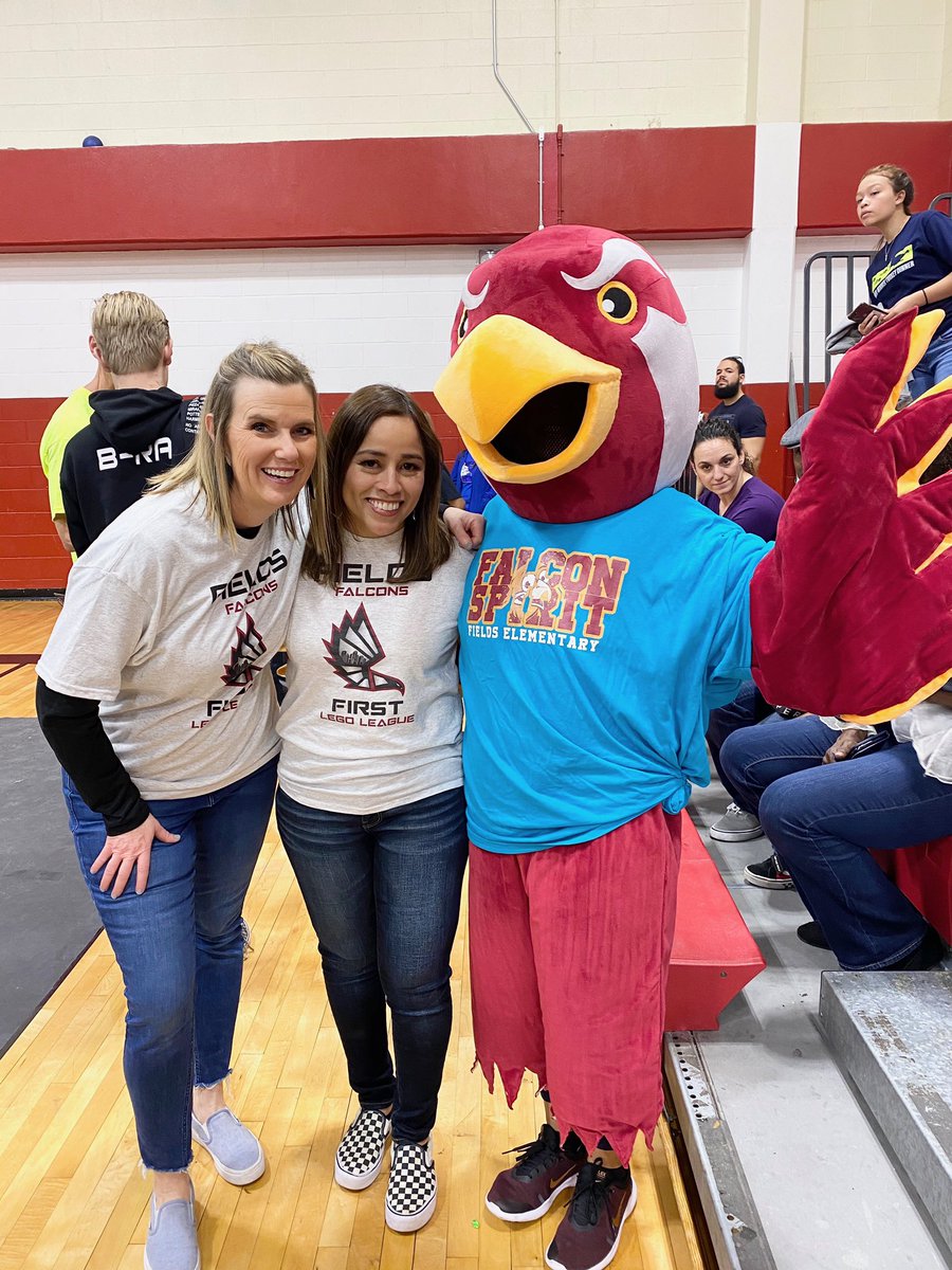 Fields_Library's tweet photo. Sunday Funday with this group of amaZing kids, teachers and our one of a kind principal! Such an outstanding group competing at the regional level for robotics. Where am I? I’m the mascot! So fun! @NISDFields @NISDLib #NISDLegends #FieldsLegends #robotics https://t.co/4djKxu36yl