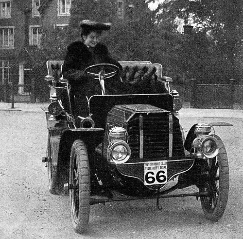 EducacionVialP's tweet photo. Conmemoramos el #DíaDeLaMujer compartiendo el invento de #DorothyLevit #DorothyLevitt a la que debemos el #espejoretrovisor que recomendó cuando participaba en carreras como una piloto competitiva desde #1903. ¿Que tanto aprovechas el #espejoretrovisor? #seguridadvial #prevención https://t.co/MGeyclHeat