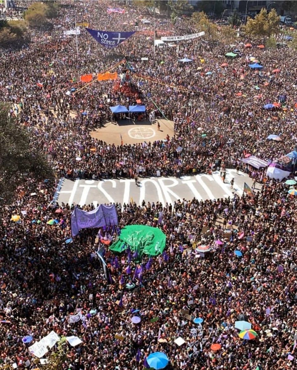 lesliona's tweet photo. No somos histéricas, somos históricas #8M2020 https://t.co/KVtWqk45OO