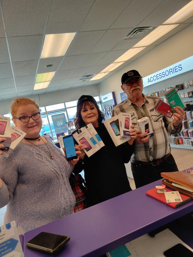 craftcom's tweet photo. Kim stopped by the Metro by T-Mobile Mason City store to add a line and couldn't be believe the deals and upgraded all her lines and grabbed a Alcatel Joy Tab as well!! #boldnorth https://t.co/FI1qDg91gT