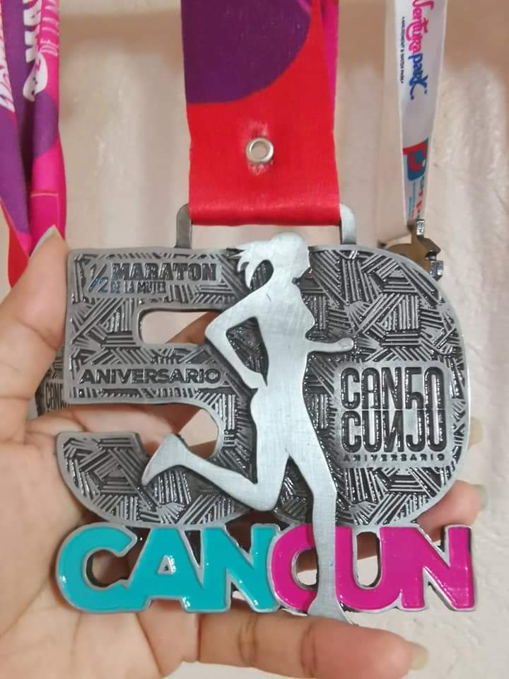redrunners_cun's tweet photo. Bien ganada esa medalla mujeres hermosas, mujeres campeonas, mujeres fuertes  y poderosas. FELICIDADES !! 
Te invitamos a lograr juntas el próximo reto https://t.co/3boa5h5RaH