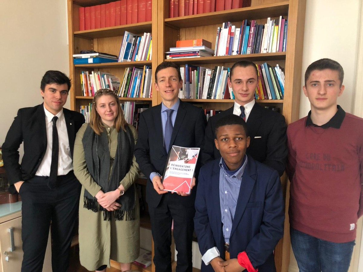 ReinvEngagement's tweet photo. Vendredi dernier, quelques membres du Comité de Pilotage étaient présents au Ministère de l'Éducation Nationale et de la Jeunesse. (1/2) https://t.co/rS92Z42j18