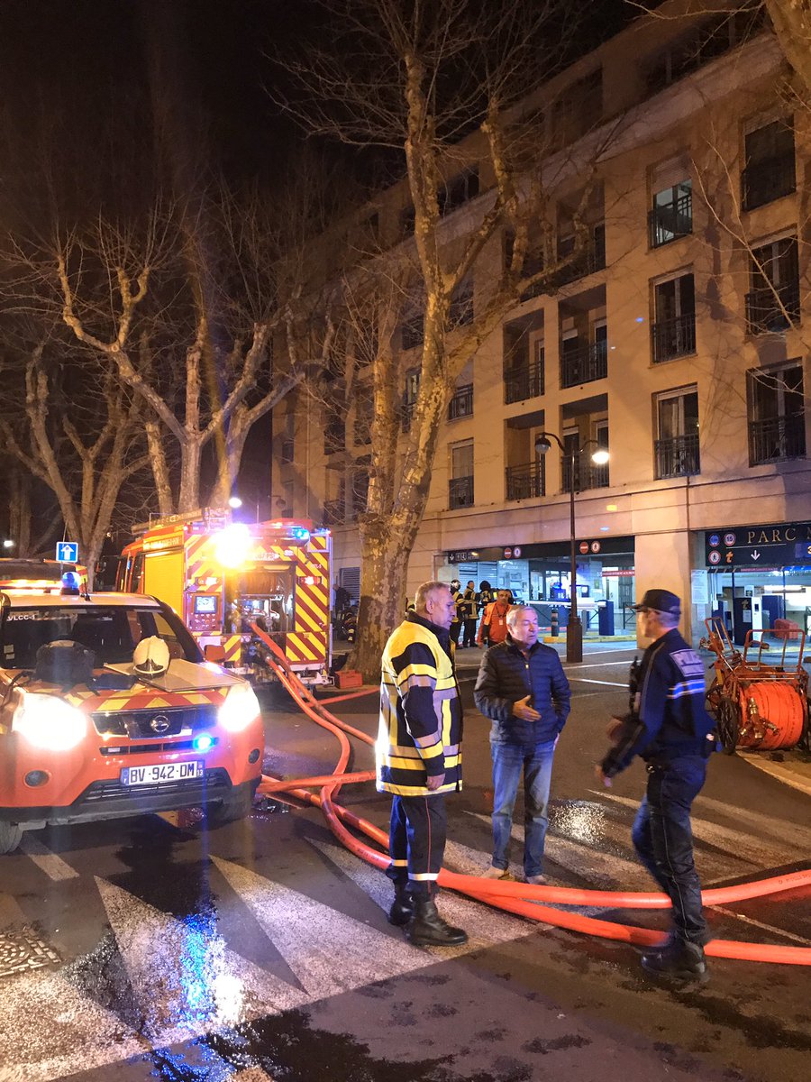 Feu au parking Mignet Mon élu Francis Taulan est sur place. 4 pompiers incommodés par les fumées et la chaleur. Leur état semble sans gravité. Le parking restera fermé demain matin, le temps de vérifier la solidité de la dalle.Merci aux #pompiers13 #aixmaville