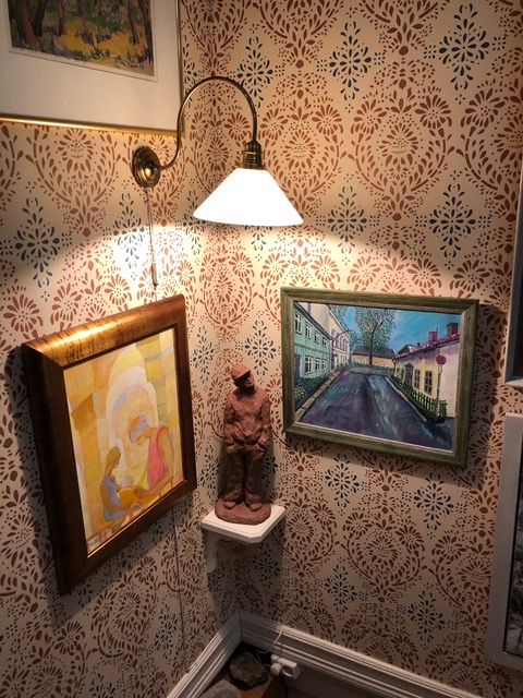 Her er mitt siste maleri - et gatebilde fra Oslo Øst - malt på et malerkurs for kort tid siden. Og ved siden av et bilde som min kone har malt. Stor kunst?