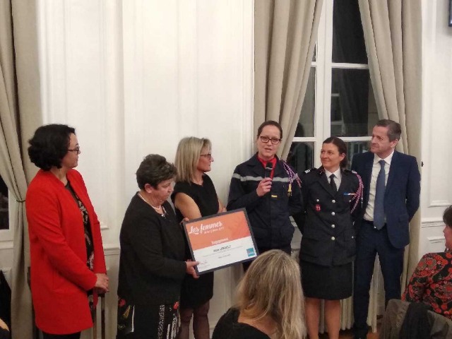 sdis86's tweet photo. Félicitations à l'adjudant Aline Lebeault, ambassadrice d'un soir des #femmes sapeurs-#pompiers de la #Vienne86, élue femme de l'année 2019 dans la catégorie #engagement🥇👍🏻👏🏻
#8mars #JourneeDesDroitsDesFemmes https://t.co/ZChcGi1O8B