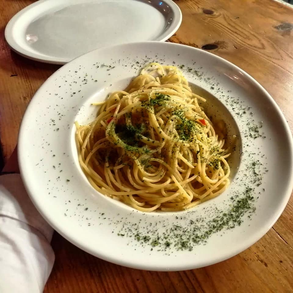 Spaghetti aglio olio e peperoncino.

Sometimes simple is best. Homemade spaghetti with olive oil, garlic, chilli and parsley 🌱

#DomsMCR