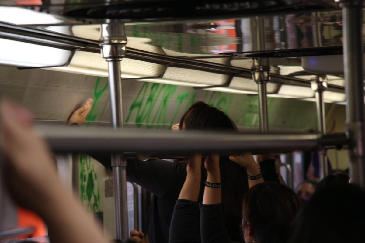 Reporte_Indigo's tweet photo. #Marcha8M La exigencia de justicia para las víctimas de feminicidio se hace presente en las instalaciones del Metro. "Ni una más", reclaman las mujeres https://t.co/DGr0FgSLmR