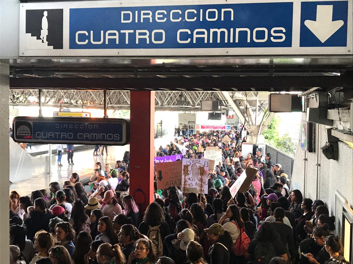 Reporte_Indigo's tweet photo. #Marcha8M La exigencia de justicia para las víctimas de feminicidio se hace presente en las instalaciones del Metro. "Ni una más", reclaman las mujeres https://t.co/DGr0FgSLmR