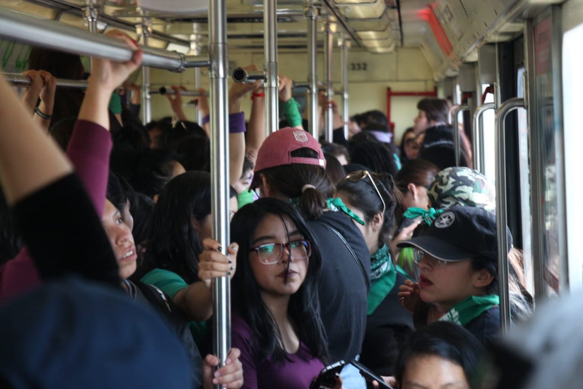 Reporte_Indigo's tweet photo. #Marcha8M La exigencia de justicia para las víctimas de feminicidio se hace presente en las instalaciones del Metro. "Ni una más", reclaman las mujeres https://t.co/DGr0FgSLmR