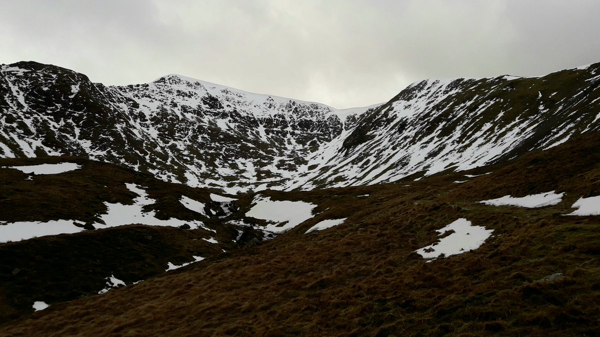 LakesWeather's tweet photo. Looking back into #BrownCove with #SwirralEdge top left. The gully at the back of the coire usually holds the last remaining patch of snow in England Today there was a #crownwall, evidence of a #windslab #avalanche from a few days ago #summitsafely #lakeswinter #beadventuresmart https://t.co/sLSFBa90qX