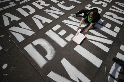 elpais_america's tweet photo. En vivo | El Zócalo, la plaza más importante de Ciudad de México, se  ha llenado con los nombres de más de 3.000 víctimas de feminicidio. También están previstas manifestaciones en Guadalajara, Monterrey, Querétaro, Toluca, Oaxaca, Puebla y Tampico https://t.co/XI1QMVaW4b #8M2020 https://t.co/qDc3wzctPn