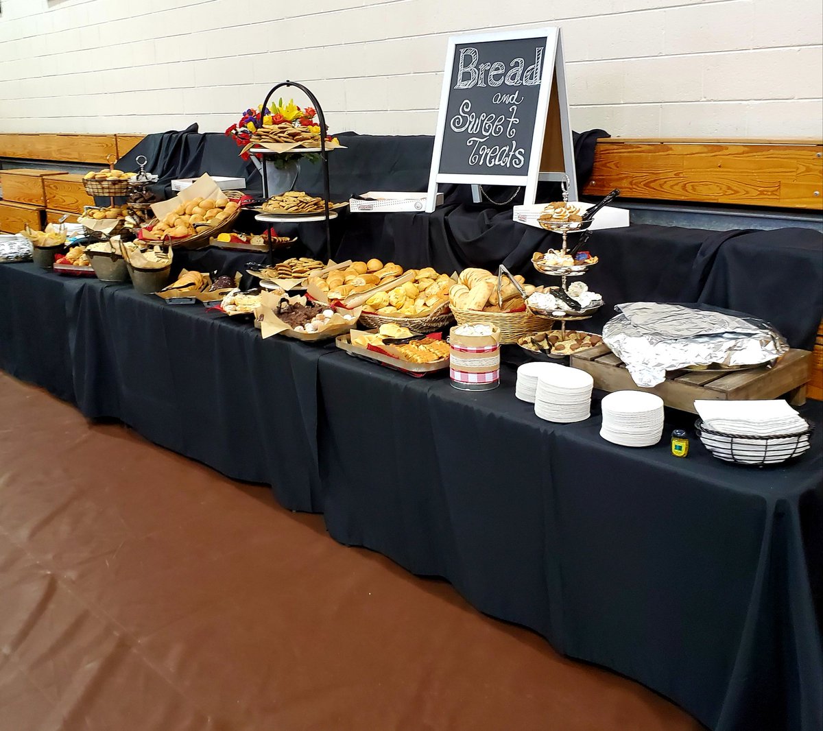 ChuckEasters's tweet photo. @RivertownToyota 
@EastersJen
Great event today volunteering at Empty Bowl, a Feeding the Valley event. No one should go hungry. End food insecurity in Columbus. https://t.co/K7UR4b2Y2y