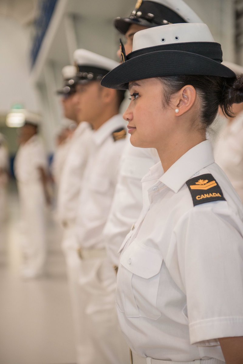 Comd_NAVRES's tweet photo. Nos héroïnes de la #RESNAV🇨🇦 s’habillent en bleu !
#JIF2020 #ElleLaMarine #OnInfluence https://t.co/l4zJmMyY0n