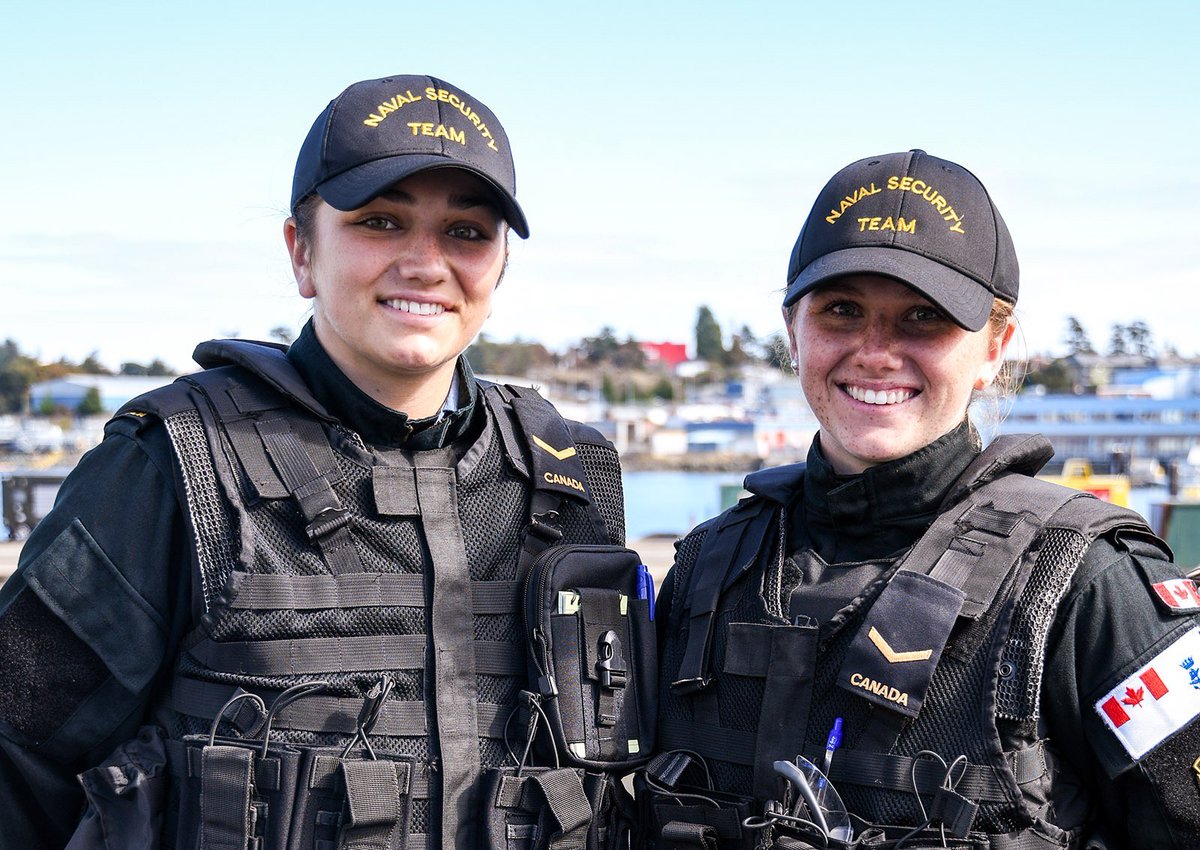 Comd_NAVRES's tweet photo. Nos héroïnes de la #RESNAV🇨🇦 s’habillent en bleu !
#JIF2020 #ElleLaMarine #OnInfluence https://t.co/l4zJmMyY0n
