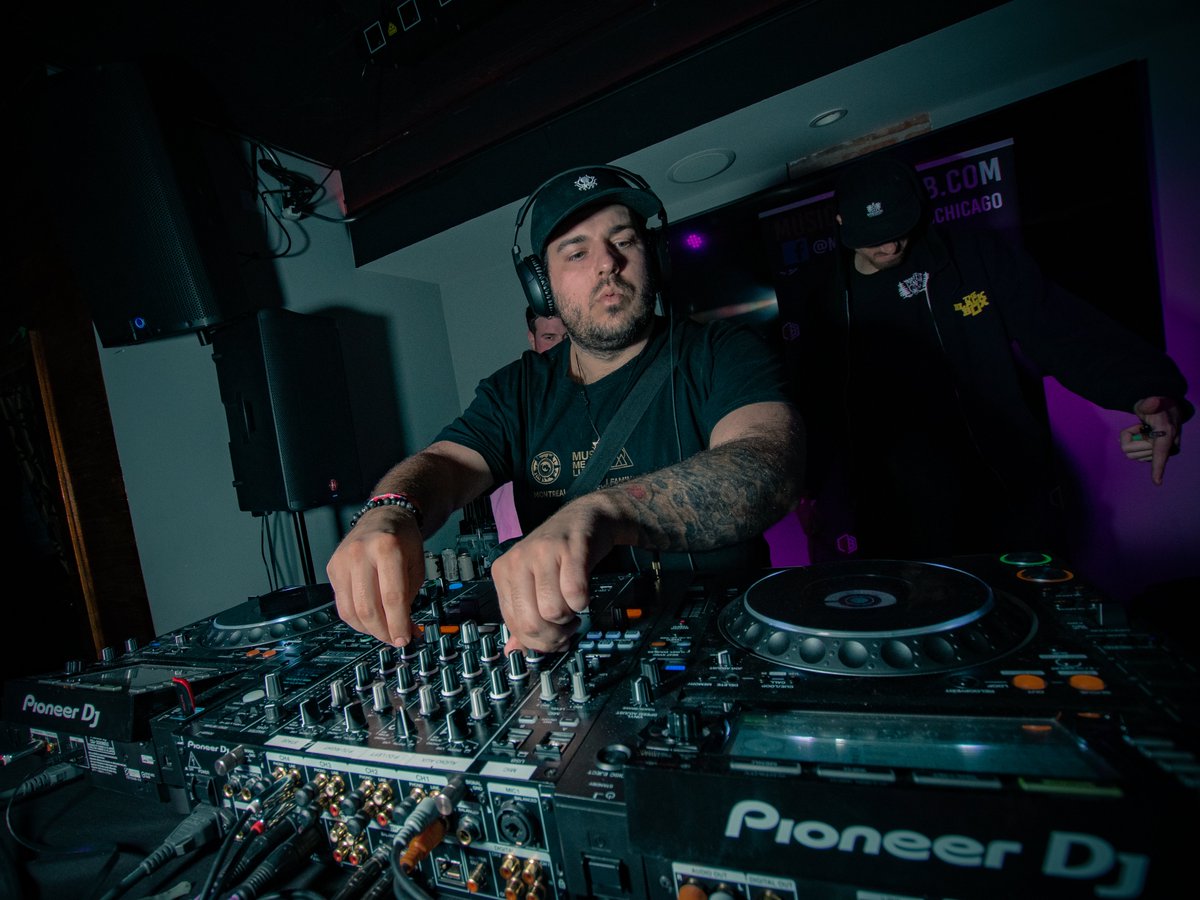 wraz_dubs's tweet photo. Some shots from last week in Chicago πΊπΈ Had a great time with all the new homies πππ¨π€
Big up @dalekone21 DE-TΓ and Sonorous Events π₯
-
-
-
-
-
#dubstep #chicago #wraz #dalekone #detu #ddd https://t.co/2EiX5zGGf1