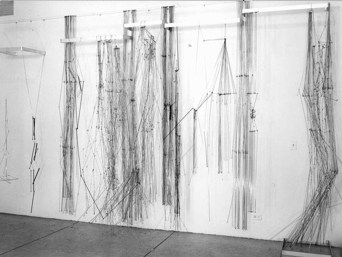 Gego (Alemania-Venezuela. 1912-94)Gertrudis Goldsmith es una de las artistas latinoamericanas más importantes de segunda mitad de siglo XX. Representante de la abstracción y el cinetismo, creó obras bi y tridimensionales llenas de poesía.