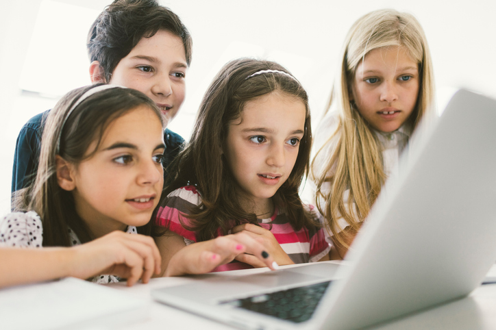 CooperVisionANZ's tweet photo. Modern lifestyles may influence the development of myopia. This includes prolonged near tasks, amount of time spent outdoors and poor lighting levels. #ChildMyopia. Read more here https://t.co/uq93q1IPQi https://t.co/7w9P4pSyjs