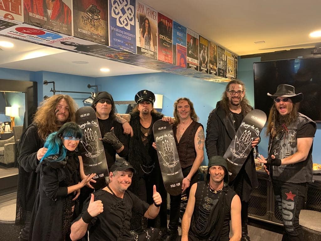 MAGODEOZOFIC's tweet photo. 🔥SOLD OUT EN LOS ÁNGELES (Anaheim)🔥House of Blues hizo entrega a los Mago de su mítico ámate board, que solo las bandas que revientan la sala tienen. 🤟🤟🤟 Gracias a los 1800 fans que nos acompañasteis por una noche increíble. ¡Nos vemos a la próxima! 🎸Próxima parada Houston! https://t.co/Vn8Vi2UyfL