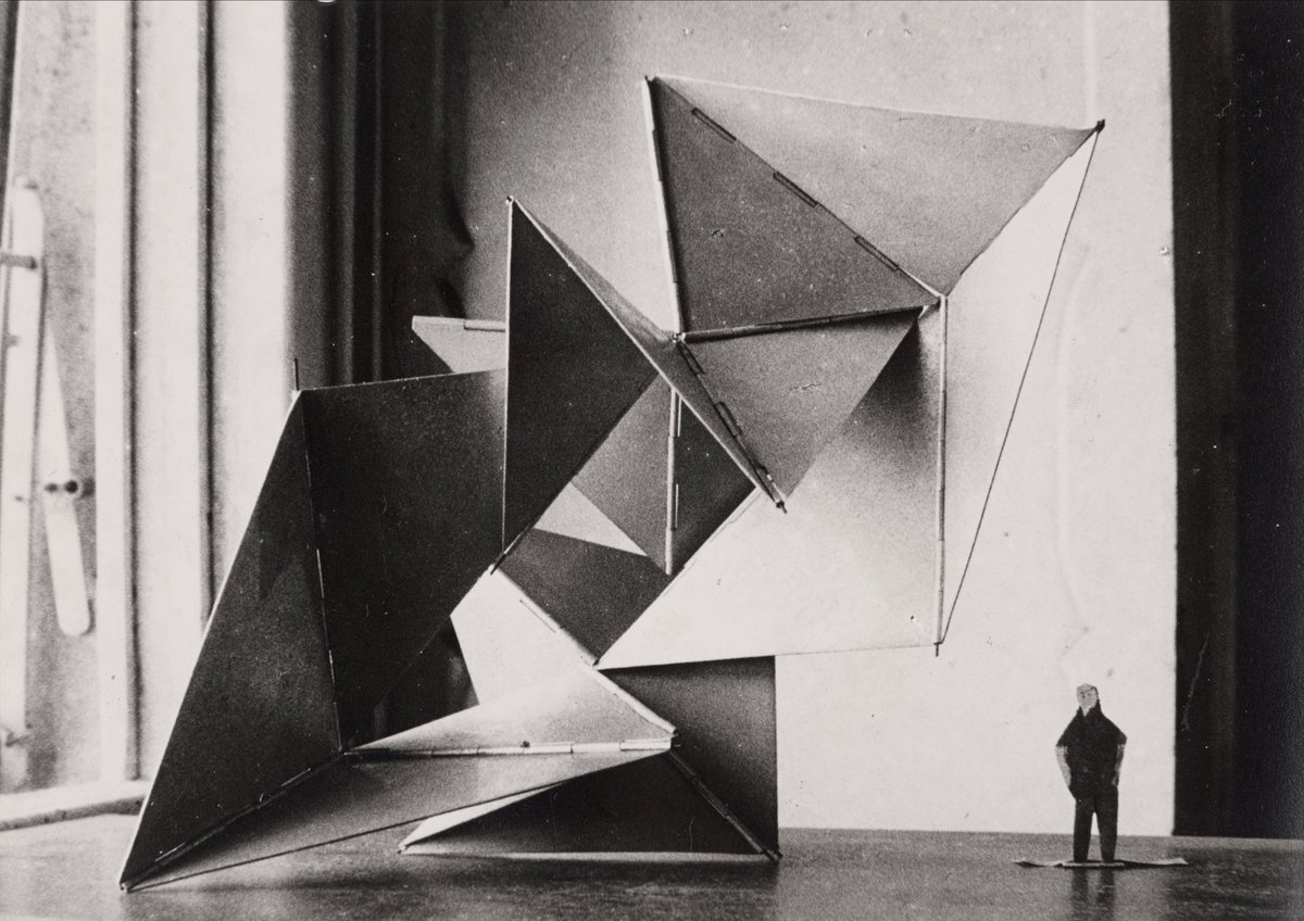 Lygia Clark (Brasil. 1920-1980)Pintora y escultora de base, llegó a las acciones plásticas derivadas de su trabajo escultórico y de la interacción del cuerpo con las mismas. Es, sin duda, otra de las grandes creadoras de mediados de siglo XX en Latinoamérica.