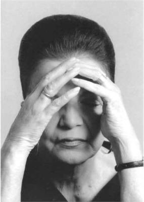 Lygia Clark (Brasil. 1920-1980)Pintora y escultora de base, llegó a las acciones plásticas derivadas de su trabajo escultórico y de la interacción del cuerpo con las mismas. Es, sin duda, otra de las grandes creadoras de mediados de siglo XX en Latinoamérica.