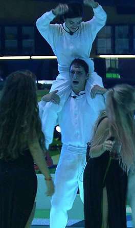 andreza_fs's tweet photo. A amizade mais inusitada! 🥰#ManuePrior 
#falsodocaralho #BBB #ForaVitorHugo #ForaPombo https://t.co/YG3ICCjIX7