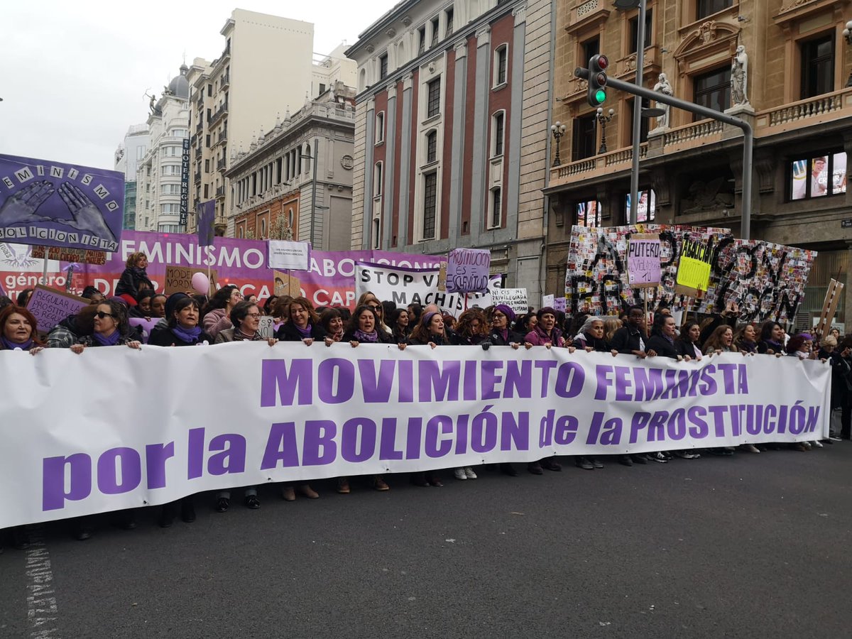 Como había quien tenía mucho interés en tapar esta pancarta, vamos a difundir para que se vea por todas partes! #AbolicionProstitución #NoNosCallaréis #SomosMujeres