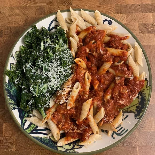 EmmaMyrick's tweet photo. Pasta and creamed kale. My two sides coming together. https://t.co/N0BYjTKq4X https://t.co/4hWQaRjK7s