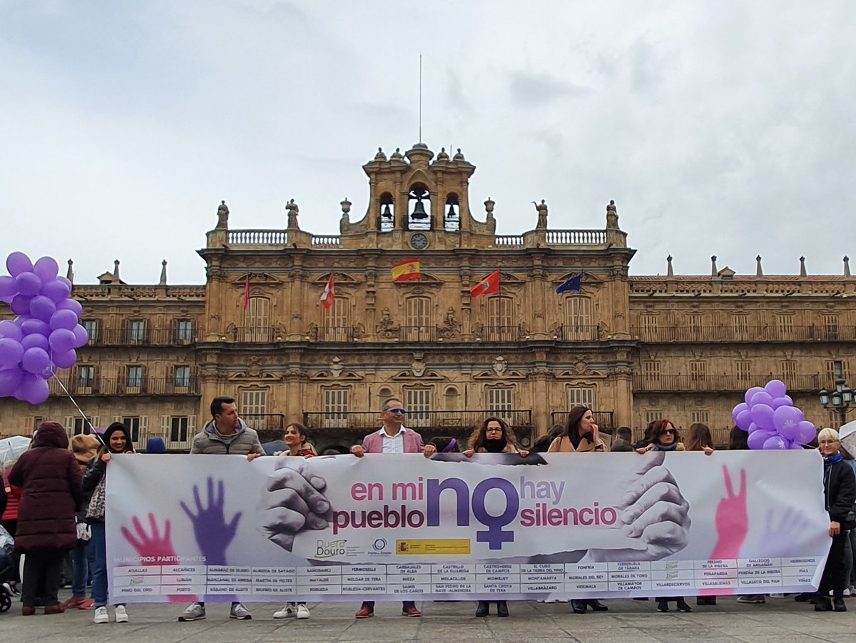 director_aect's tweet photo. El #8M2020 la @AECTDueroDouro ha estado junto a sus pueblos en #Salamanca apoyando a todas las mujeres sobre todo #mujeresrurales con la campaña #enmipueblonohaysilencio, campaña que recorre los pueblos de la #frontera con el autobús itinerante. @PeriodistaRural @pueblosdesayago https://t.co/nXXfVxWHf7