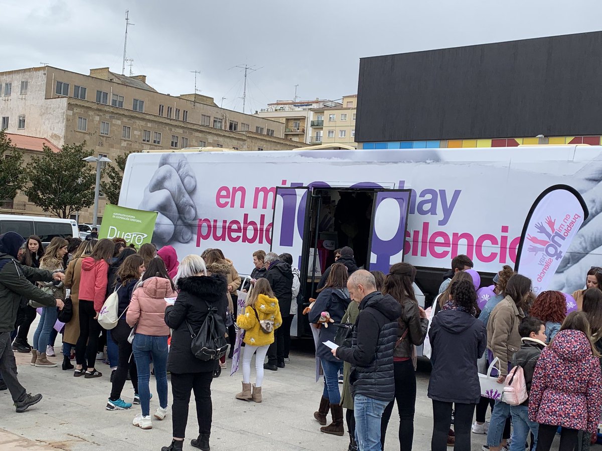 director_aect's tweet photo. El #8M2020 la @AECTDueroDouro ha estado junto a sus pueblos en #Salamanca apoyando a todas las mujeres sobre todo #mujeresrurales con la campaña #enmipueblonohaysilencio, campaña que recorre los pueblos de la #frontera con el autobús itinerante. @PeriodistaRural @pueblosdesayago https://t.co/nXXfVxWHf7