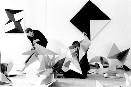 Sus esculturas, suerte de origamis de metal, son una conversión de la pintura a las tres dimensiones. Es fundadora del Neo-Concretismo: la obra cobra sentido en la interacción con los espectadores generando otras obras.Su trabajo fue cobrando dimensión participativa y social.