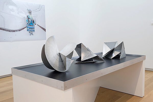 Sus esculturas, suerte de origamis de metal, son una conversión de la pintura a las tres dimensiones. Es fundadora del Neo-Concretismo: la obra cobra sentido en la interacción con los espectadores generando otras obras.Su trabajo fue cobrando dimensión participativa y social.