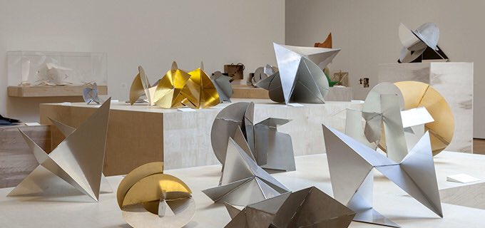 Sus esculturas, suerte de origamis de metal, son una conversión de la pintura a las tres dimensiones. Es fundadora del Neo-Concretismo: la obra cobra sentido en la interacción con los espectadores generando otras obras.Su trabajo fue cobrando dimensión participativa y social.