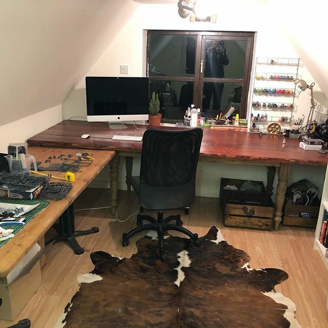 gunnersberry's tweet image. First night painting in the new hobby hangout space! Super happy with how the desktop turned out, just need the metal frame now. From the left to right, building/gaming, working, painting and shelves for display minis and books #hobby #hobbydesk #homeoff… ift.tt/2xmdKzA