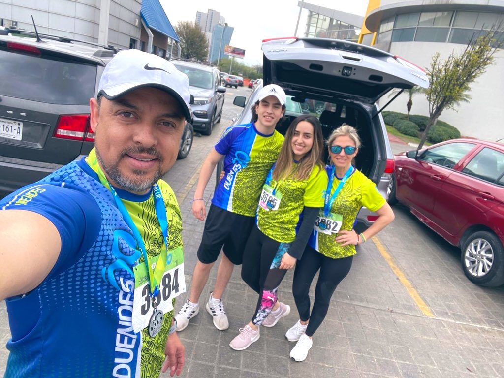V1Valerie's tweet photo. Además de motivación para el semestre, es motivación para la vida. (Toda mi familia se unió a la cerrera 😂)  🙌🏼 #10k @rtabitas https://t.co/3qrC3viHMm