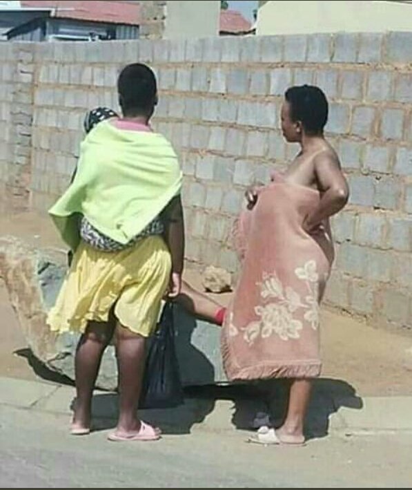 owh_bee's tweet photo. @DjMaphorisa Mara i dont see what her friend is doing https://t.co/LKFFXTNd7T