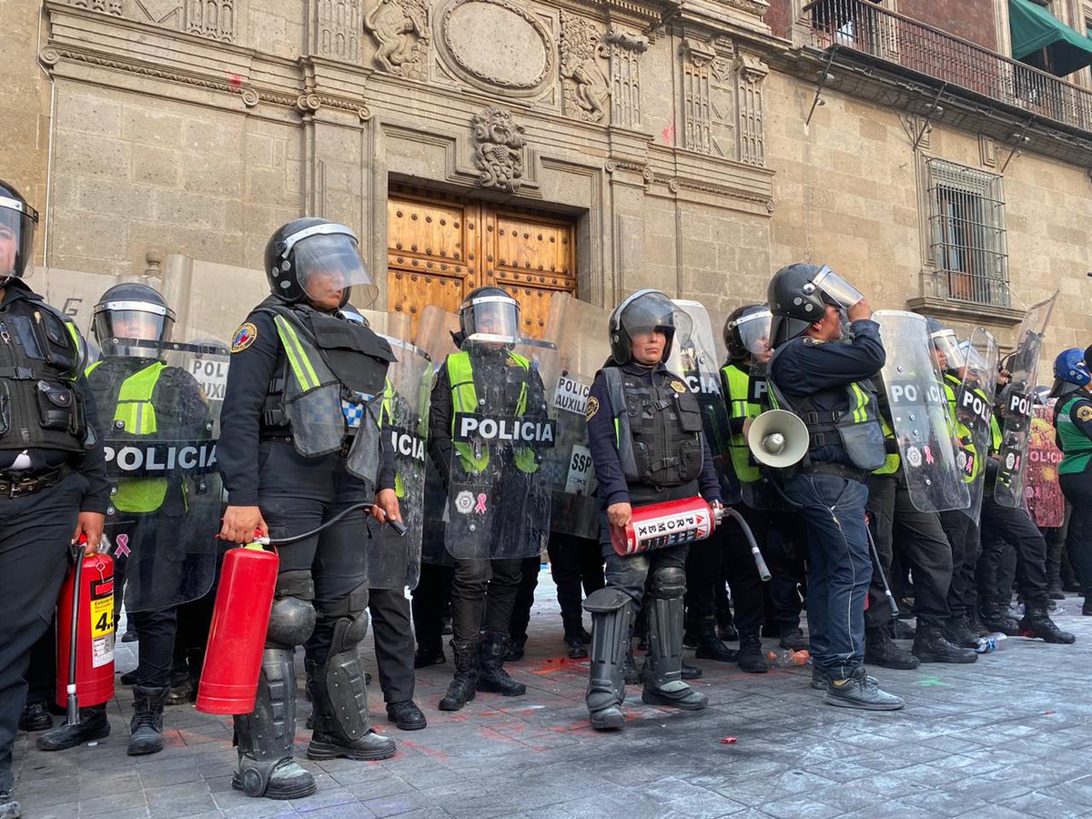CNNEE's tweet photo. Este 8 de marzo se llevó a cabo una histórica marcha en la Ciudad de México #Marcha8M  #DíaInternacionalDeLaMujer https://t.co/N6oMPA0kZM