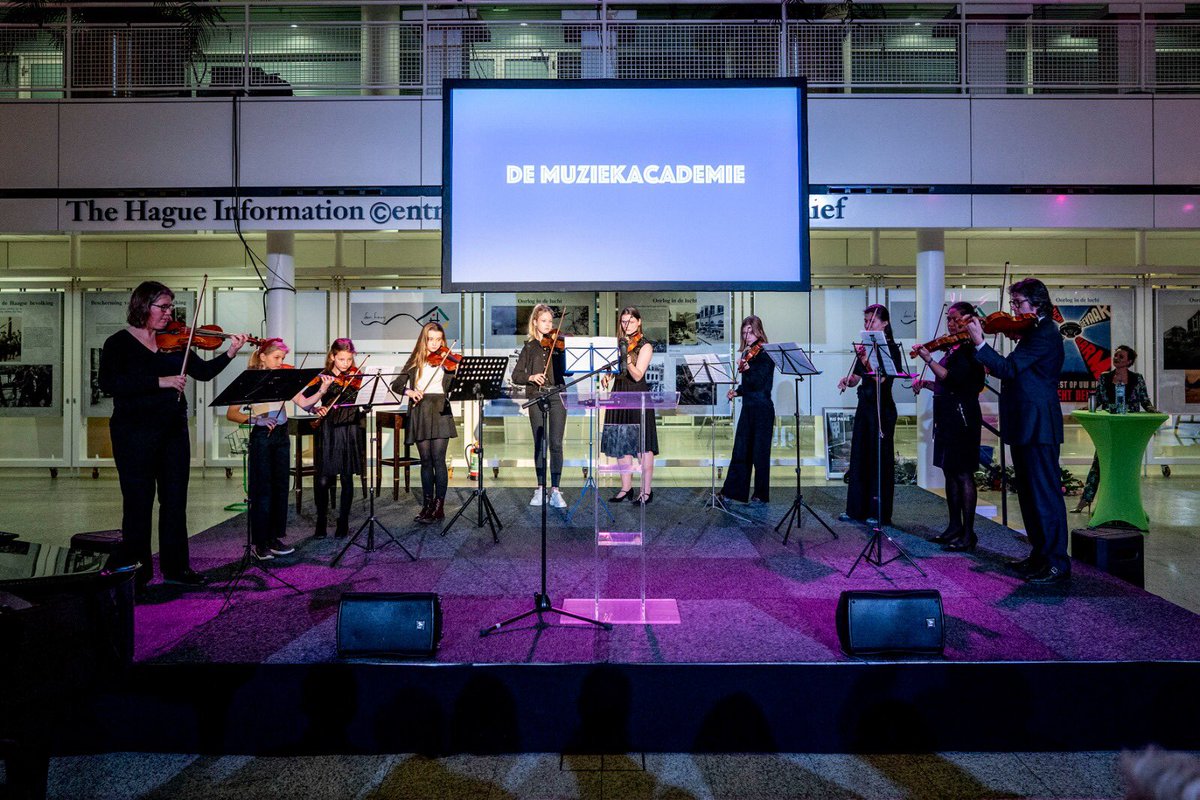Newsroom070's tweet photo. Mijn Buuf wint de Haagse #Kartiniprijs 🏆 Een emancipatieprijs voor een persoon of organisatie die het afgelopen jaar veel heeft betekend voor de emancipatie van vrouwen in Den Haag. De 2 andere finalisten waren Joan Biekman en Fatma Aktas #vrouwendagdenhaag 💪🏿 https://t.co/iwa2JMMDnx