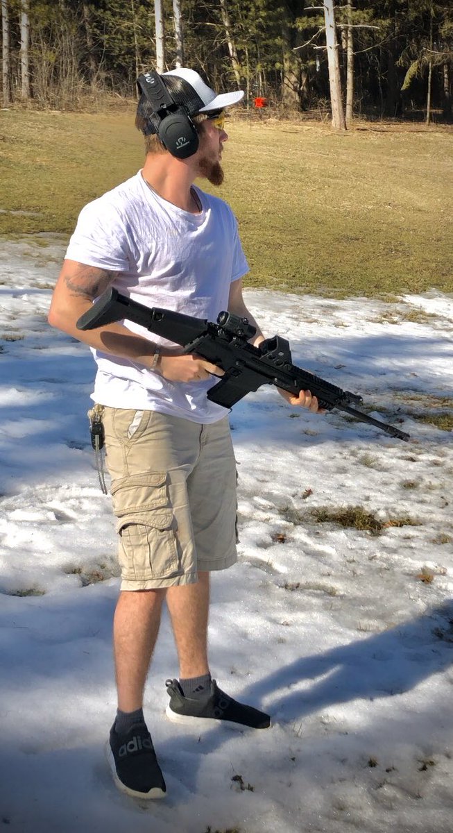 JKaht_'s tweet image. Why play fortnite when you can shoot a scar in real life ?? #pro2ndamendment