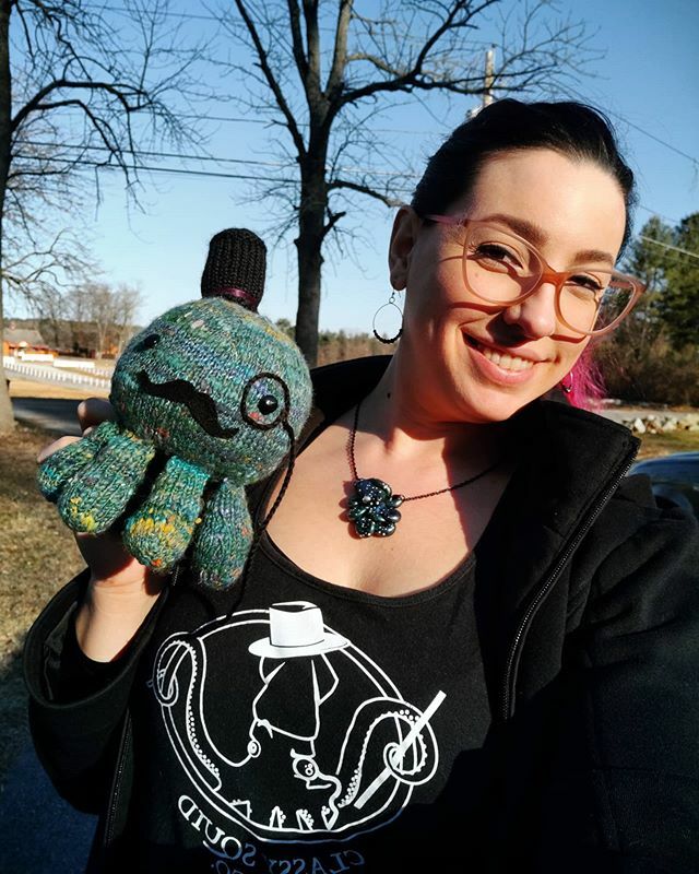 ClassySquid's tweet image. All dolled up for our annual Classy Squid Holiday Extravaganza! (A little late this year 😬) brought Dandy Sir Cephalopod along for the ride! 
Pattern details: Dandy Sir Cephalopod by @noknitsherlock and knit with handspun #ClassySquidFiberCo! ift.tt/39zW55F