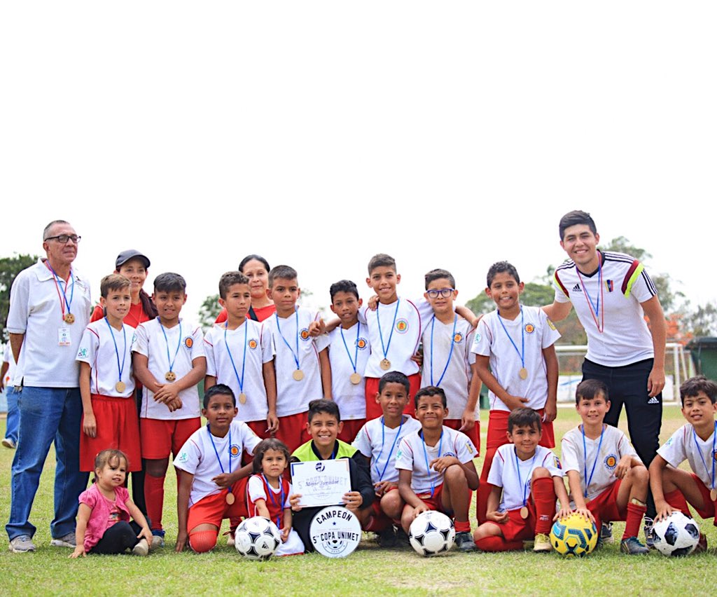 Copa_Unimet's tweet photo. 🏆 @efcalasanzccs 🏆

Tanto el campeón como todos los equipos participantes en la 5ta @Copa_UNIMET recibieron por parte de nuestros sponsors dotación deportiva que incluía balones y termos.⚽️🥤😁

#GerenciaDeportiva #UNIMET https://t.co/OTXa87T8dY