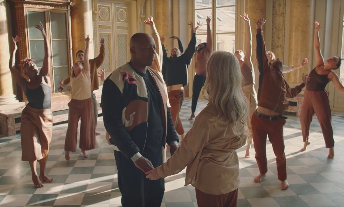À l'occasion de la journée internationale des droits des femmes, Oxmo Puccino allie musique et danse avec le clip de "Tendrement".

"Seul, on touche aucune prouesse
Derrière un grand homme, y a toujours une déesse"

📄 PAROLES : genius.com/Oxmo-puccino-t…