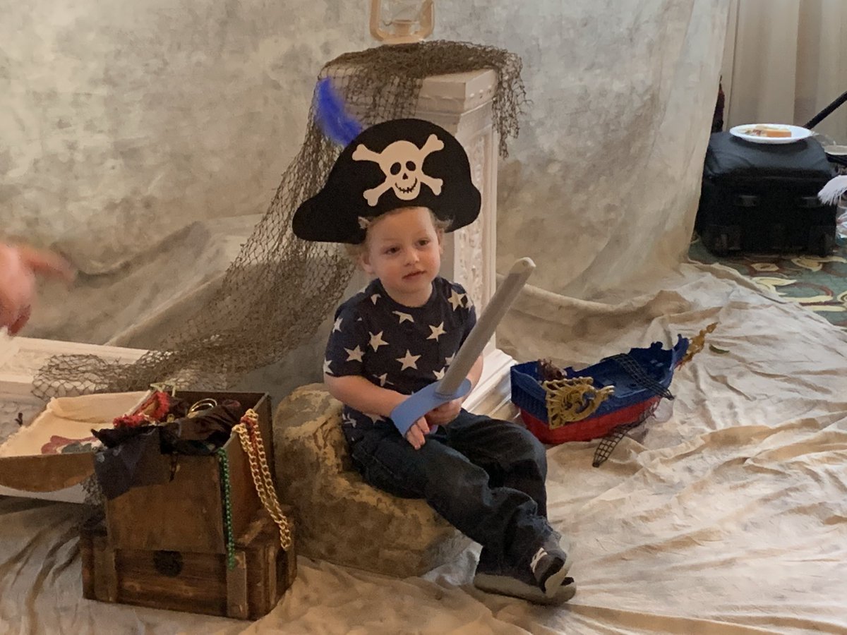 RichNye13's tweet photo. Some adorable cuteness at the #FlashesOfHope Pirates &amp; Princesses fundraiser. The organization brightens the lives of children with cancer through a national photography program, special events &amp; by investing in research. https://t.co/FBx1S1hjfB