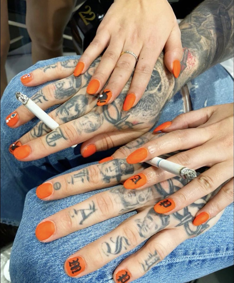 postmakeplanb's tweet image. I think that post malone is the only man in the world who wants to get their nails done with “his lady”... that girl is lucky as fuck. I want that kinda relationship 💍 just imagine 🥺🤍