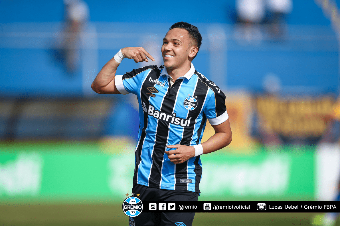 Gremio's tweet photo. Confira mais algumas fotos da nossa vitória diante do Pelotas nesta tarde de domingo!

AGORA É TUDO #GrenalDasAméricas! Nosso próximo encontro é quinta-feira, na Arena, pela #Libertadores2020. 

Informações sobre ingressos: https://t.co/9jo4iDH4o5

📸 @lucasuebel | Grêmio FBPA https://t.co/Alh3I2ncQp