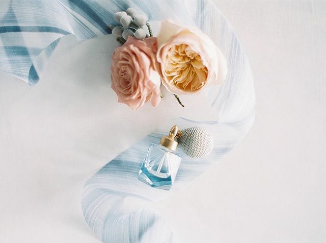 These vintage perfume bottles are such a sweet special touch. What’s your something old, something new, something borrowed, and something blue? 💙

Photo : @sarahcasmass 
Flowers:  @anisefloristry
Coordination: @cocoandwhim ift.tt/2PWlVsT